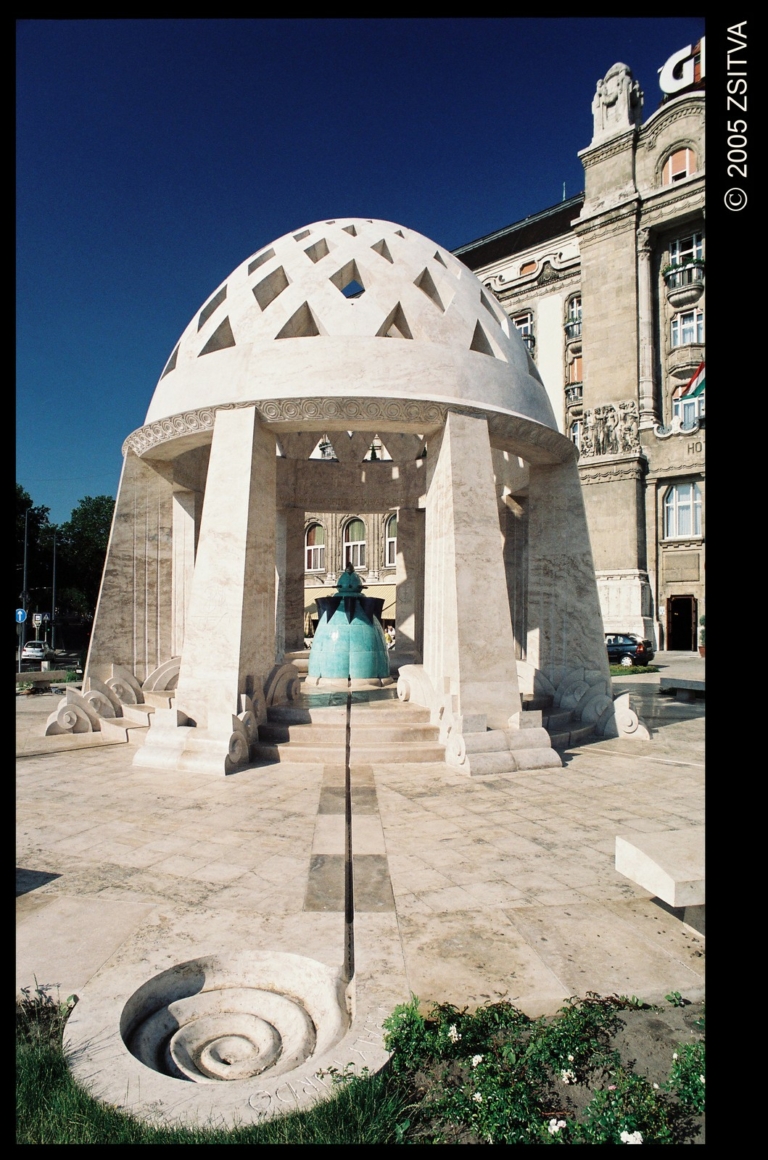 Devenyi_Sandor-Bp_Szt_Gellert_ter_berendezese_Forrashaz__foto_Zsitva_Tibor