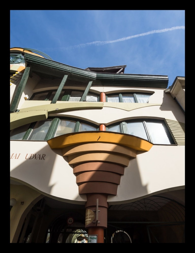 Devenyi_Sandor-Pecs_Romai_udvar_2__foto_Kortvelyesi_Laszlo