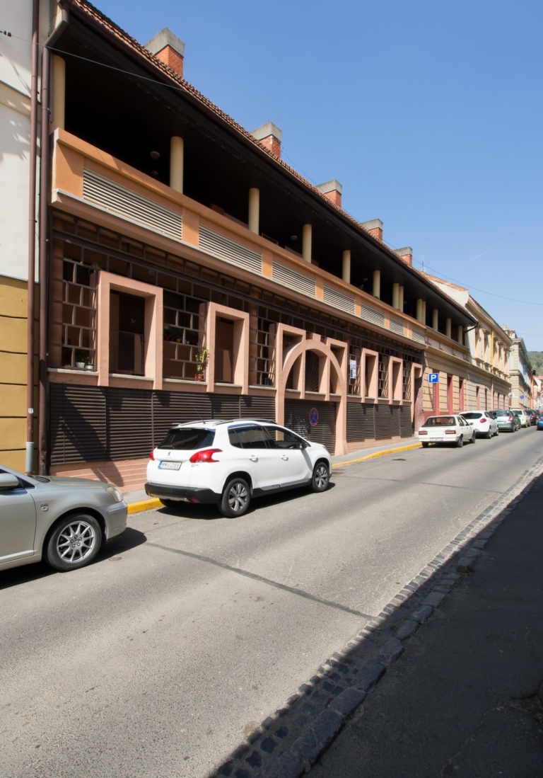 Devenyi_Sandor-Pecs_Villamsujtotta_haz__foto_Denes_Gyorgy