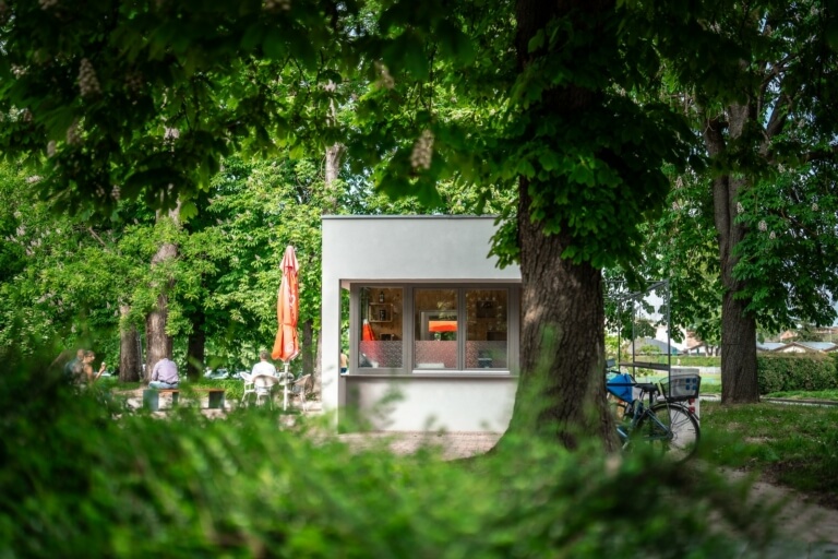 Gyergyak_Janos-szigetvar_varpark-01_info es fagyizo pavilon_Z4K04651