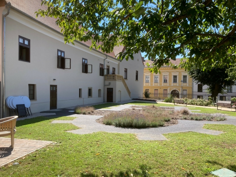 Viczencz_Otto-Egyhazmegyei_konyvtar_es_Rozsakert_3