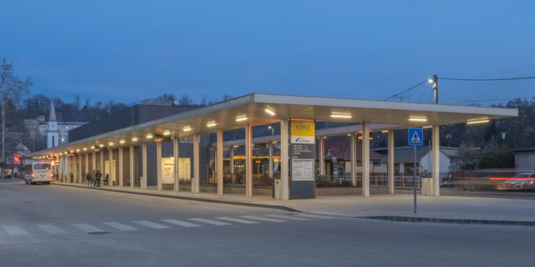 Zilahi_Peter-Komlo_Autobusz_allomas_2