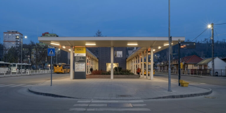 Zilahi_Peter-Komlo_Autobusz_allomas_3