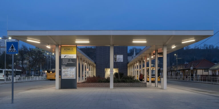 Zilahi_Peter-Komlo_Autobusz_allomas_4