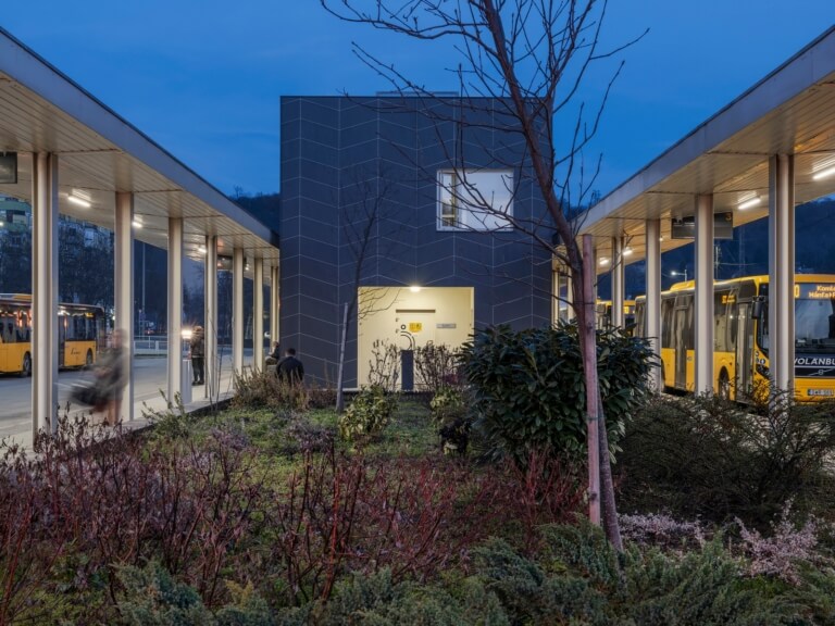 Zilahi_Peter-Komlo_Autobusz_allomas_5